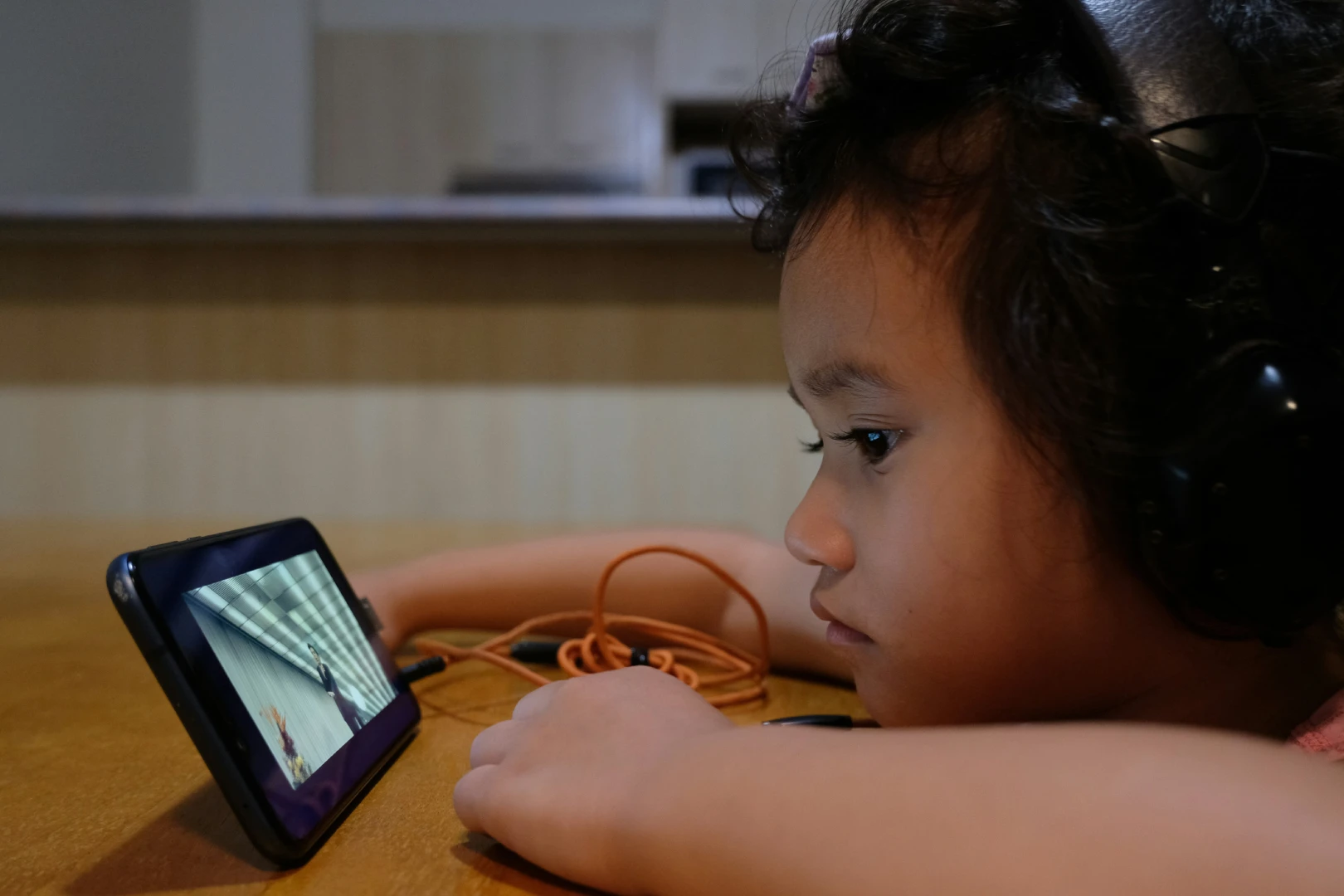 The Great Screen Time Debate: Why Quality Crushes Quantity for Our Kids’ Developing Brains